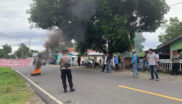 Tuntut Transparansi PT PAU, Puluhan Warga  Gelar Aksi Tutup Jalan