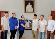 Ketua DPC Demokrat Serahkan Formulir Pendaftaran Cabup-Cawabup Morut ke Tim Delis-Djira