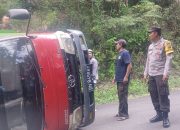 Tak Kuat Menanjak, Truk Beruatan Air Minum Kemasan Terguling di Tanjakan Keles