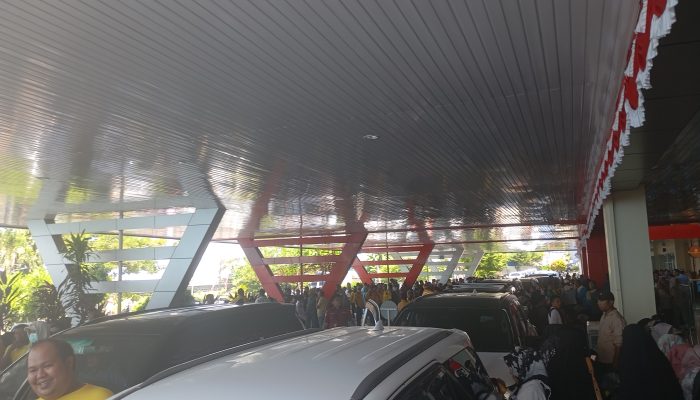 Kembali ke Banggai AT-FM Disambut Ribuan Simpatisan di Bandara Bandara Bubung