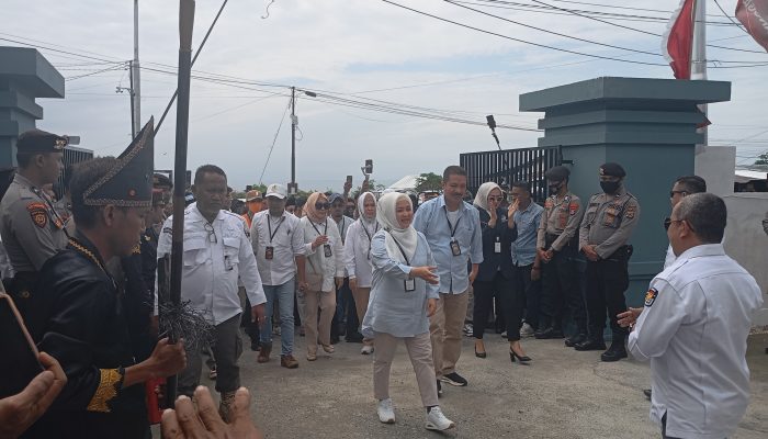 Ratusan Relawan dan Simpatisan Banggai Hebat Antar Paslon SM-BM Daftar di KPU Banggai