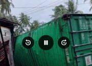 Truk Bermuatan Kontainer Terbalik, Sebuah Rumah di Mendono Rusak Tertimpa