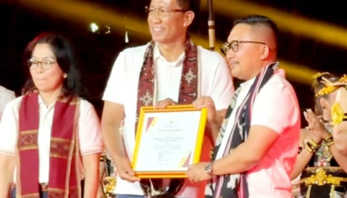 Bupati Banggai Raih Sertifikat Kekayaan Intelektual Pertama dari Kemenkumham RI