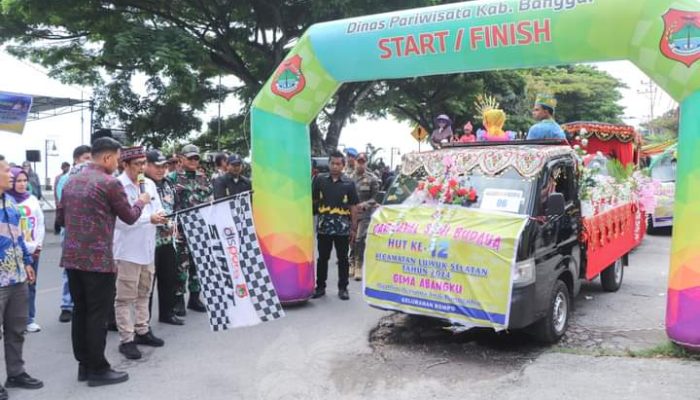 Sambut HUT Ke-12 Luwuk Selatan, PJS Bupati Banggai Buka Karnaval Budaya di Pantai Kilo 5