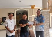 Ketum KONI Banggai H. Amirudin Tamoreka Serahkan Bonus kepada Atlet Bulutangkis Berprestasi pada Kejurprov Sulteng