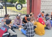 Amankan Demo Di DPRD Banggai, Polisi Lakukan Pendekatan Humanis, Polisi dan Demonstran Makan Siang Bersama di Tengah Aksi