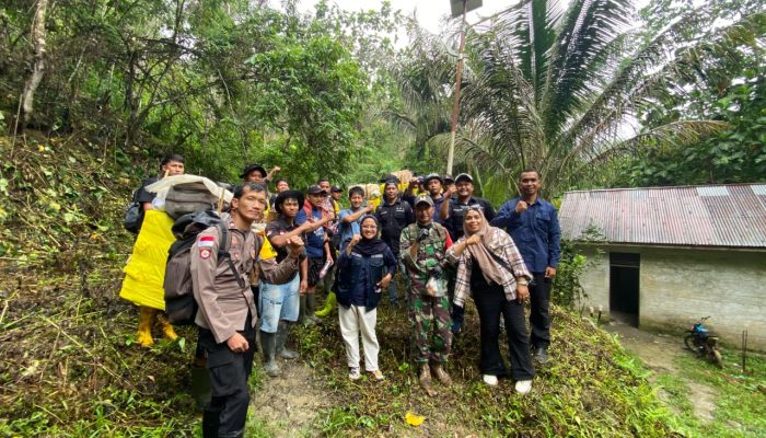 Jejak Heroik 4 Polisi Banggai: Tiga Hari Berjalan Kaki Menembus Hutan Pagimana Demi Keamanan Logistik Pilkada di Wilayah Terpencil