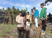 Saka Bhayangkara Polsek Bualemo Bersihkan Sampah di Pantai