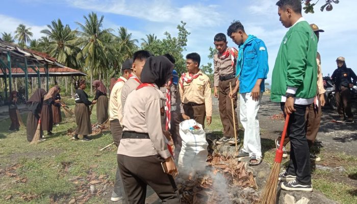 Saka Bhayangkara Polsek Bualemo Bersihkan Sampah di Pantai