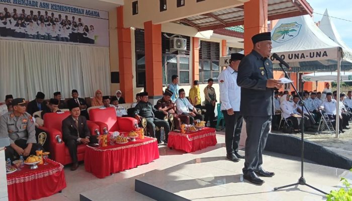 Hari Amal Bakti ke-79 Kementerian Agama, PJ Sekda Touna Beri Satya Lencana Kepada Kepala Kemenag