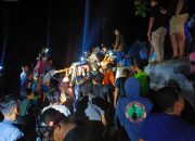 Polisi Bersama Tim SAR Dibantu Warga Berhasil Evakuasi Korban Laka Laut