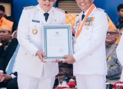 Pemkab Banggai Terima Penghargaan UHC Kategori Pratama pada Peringatan HUT ke-61 Provinsi Sulawesi Tengah