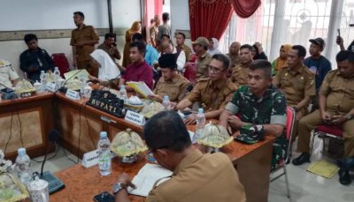 Rapat Dengar Pendapat Bersama PKL Pantai Talise Tanggul Ampana Di Gedung DPRD, Dihadiri Bupati Touna Ilham Lawidu