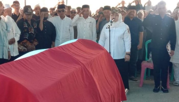 Wakil Bupati Tojo Una Una beri  Sambut saat Pelepasan Jenazah Kades Tombiano