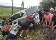 Mobil Alami Laka Tunggal Masuk ke Sawah, Polsek Batui Datangi TKP