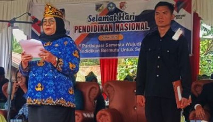 Wakil Bupati Touna, Pimpin Upacara Peringatan Hardiknas Ke 61 Di Kecamatan Tojo