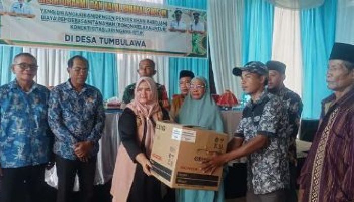 Wakil Bupati Touna Surya S.Sos, Serahkan Bantuan Dana Pembebasan Tanaman Pohon Kepada Masyarakat Tombulawa