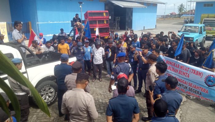 Ratusan Buruh TKBM Teluk Dulango Bunta Menggelar Aksi, Tuntut Hentikan Aktivitas PT. CBS