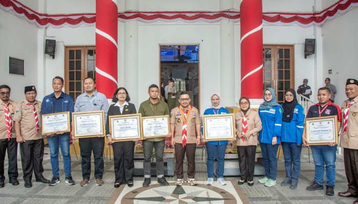 Bupati Banggai Serahkan Piagam Penghargaan, Kepada 6 Perusahaan Atas Konsistensi Dukung JOB FAIR