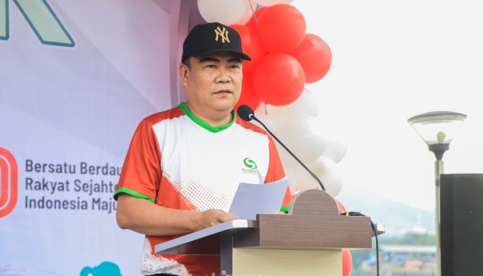 Plt Sekab Banggai Ramli Tongko, Lepas Peserta Jalan Sehat HUT ke-80 RI di Teluk Lalong