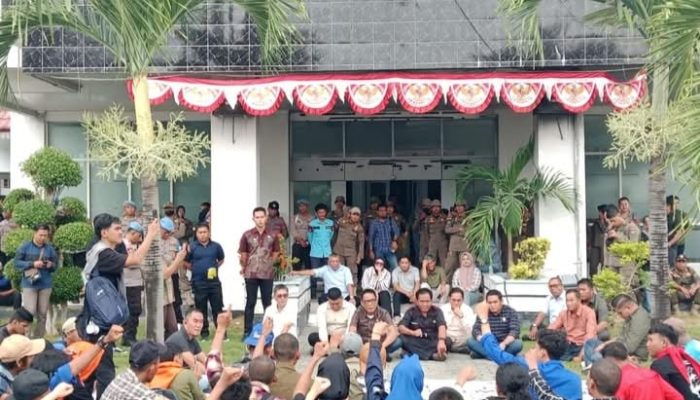 Ratusan Mahasiswa Gelar Aksi Demonstrasi, Sampaikan Tuntutan ke DPRD Banggai