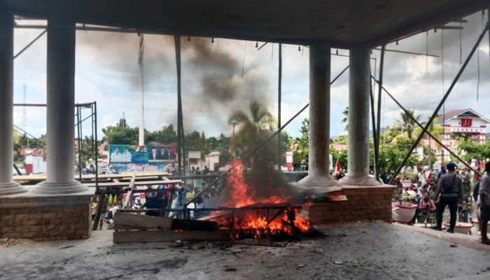 Aksi Masyarakat Nelayan Tolak Rencana Eksplorasi Migas Berahir Ricuh, Kaca Gedung DPRD Hancur