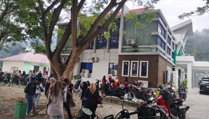 Ciptakan Lingkungan Kerja Yang Asrih dan Nyaman, Kadis DLH Banggai Banggai Gelar Kerja Bakti di Lingkungan Kantor